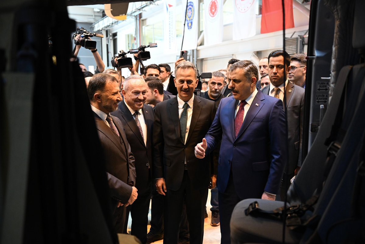 halukgorgun's tweet photo. T625 GÖKBEY, Emniyet Teşkilatımızın hizmetinde. 🚁🇹🇷

İçişleri Bakanımız Sayın Mustafa Çiftçi’nin teşrifleriyle düzenlediğimiz törende, millî havacılığımızın özgün platformlarından T625 GÖKBEY’in Emniyet Genel Müdürlüğümüze ilk teslimatını gerçekleştirdik.

GÖKBEY; güvenlikten arama-kurtarmaya, afet ve acil durum görevlerinden farklı operasyonel ihtiyaçlara kadar geniş bir alanda Emniyet Teşkilatımızın sahadaki etkinliğine katkı sağlayacak.

Yıllar içinde oluşturduğumuz mühendislik birikimi, üretim kabiliyeti ve güçlü savunma sanayii ekosistemi bugün sahada görev yapan millî platformlarımıza dönüştü.

Savunma ve havacılık sanayiimize güçlü liderliği ve desteği için Cumhurbaşkanımız Sayın Recep Tayyip Erdoğan’a şükranlarımı arz ediyor; İçişleri Bakanlığımıza, Emniyet Genel Müdürlüğümüze, başta TUSAŞ olmak üzere projede emeği bulunan tüm kurumlarımıza, mühendislerimize, teknisyenlerimize ve çalışma arkadaşlarımıza teşekkür ediyorum.

GÖKBEY’imizin ülkemize, milletimize ve Emniyet Teşkilatımıza hayırlı olmasını diliyorum. 🇹🇷

#MillîYetkinlikHamlesi
#MillîTeknolojiHamlesi