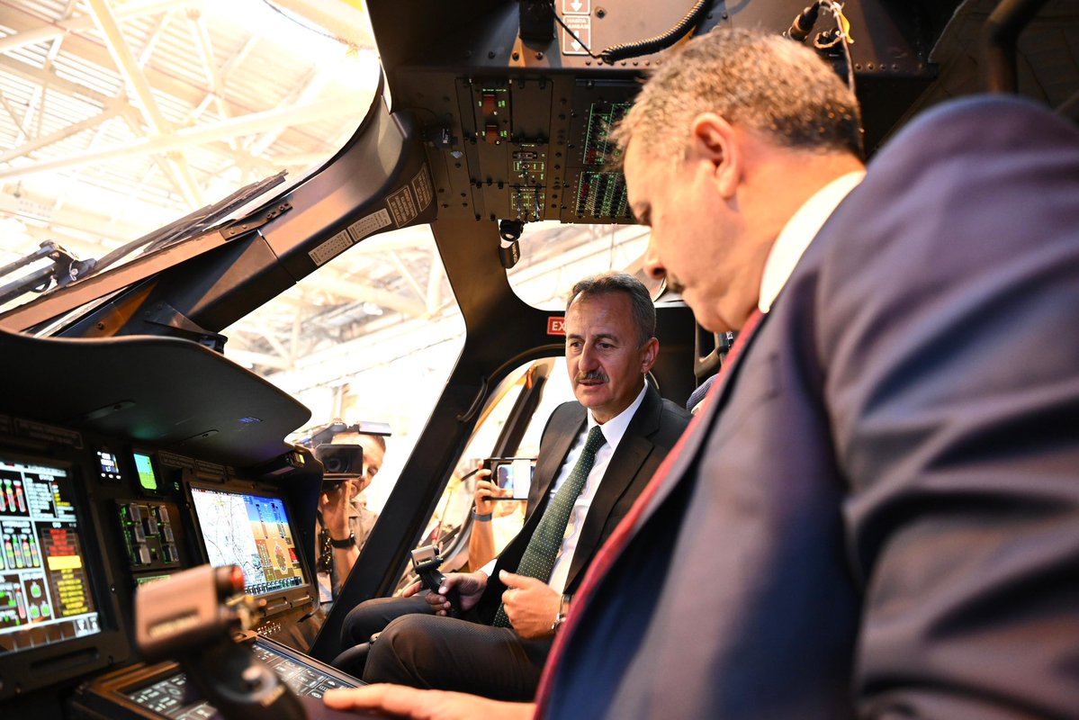 halukgorgun's tweet photo. T625 GÖKBEY, Emniyet Teşkilatımızın hizmetinde. 🚁🇹🇷

İçişleri Bakanımız Sayın Mustafa Çiftçi’nin teşrifleriyle düzenlediğimiz törende, millî havacılığımızın özgün platformlarından T625 GÖKBEY’in Emniyet Genel Müdürlüğümüze ilk teslimatını gerçekleştirdik.

GÖKBEY; güvenlikten arama-kurtarmaya, afet ve acil durum görevlerinden farklı operasyonel ihtiyaçlara kadar geniş bir alanda Emniyet Teşkilatımızın sahadaki etkinliğine katkı sağlayacak.

Yıllar içinde oluşturduğumuz mühendislik birikimi, üretim kabiliyeti ve güçlü savunma sanayii ekosistemi bugün sahada görev yapan millî platformlarımıza dönüştü.

Savunma ve havacılık sanayiimize güçlü liderliği ve desteği için Cumhurbaşkanımız Sayın Recep Tayyip Erdoğan’a şükranlarımı arz ediyor; İçişleri Bakanlığımıza, Emniyet Genel Müdürlüğümüze, başta TUSAŞ olmak üzere projede emeği bulunan tüm kurumlarımıza, mühendislerimize, teknisyenlerimize ve çalışma arkadaşlarımıza teşekkür ediyorum.

GÖKBEY’imizin ülkemize, milletimize ve Emniyet Teşkilatımıza hayırlı olmasını diliyorum. 🇹🇷

#MillîYetkinlikHamlesi
#MillîTeknolojiHamlesi
