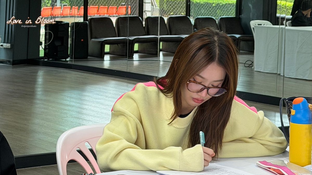 LoveInBloomMono's tweet photo. บรรยากาศวัน Read Through ซีรีส์ Love In Bloom รักอุ่นกรุ่นกลิ่นฝน💐

เปิดหน้าแคสต์แบบชัด ๆ ไปเล้ย 🎉✨

TPJS IS SHINING BRIGHT 02

#LoveInBloomTheSeries
#TungpangJessie
#Tawansireey
#Tonisnam
#MonoOriginal https://t.co/lFoJnElgdw