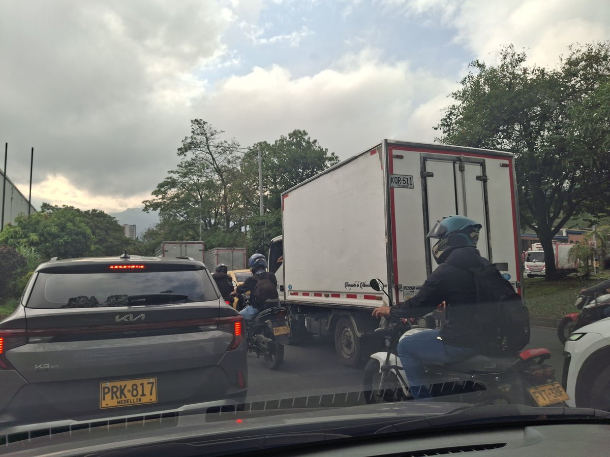 alejox83's tweet photo. @alcaldesabaneta @AlderCruz01 @Areametropol @InviasOficial hasta cuando vamos a tener que soportar los trancones de la vía regional a la altura de sabaneta??? Toda la entrada sur del valle de aburrá se congestiona por la negativa de ampliar la vía a 6 carriles https://t.co/tPmwKUHLBu