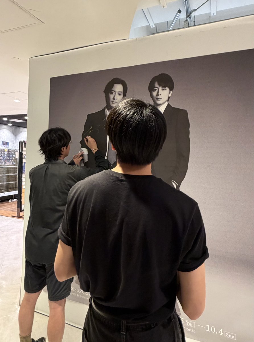 manga10_torico's tweet photo. 🚨「#キスは捜査のあとで」ドラマ＆原作 ポップアップストア🚔💋 at #マンガ展渋谷
https://t.co/gLwfi5nSDf

❬❰🧂9月2日(水) 🐙❱❭

多古井平助 役： #渡部秀 さん
塩野秀 役： #齋藤璃佑 さん
お2人揃ってマンガ展渋谷にご来店🚓💨

場面写真や特大ポスターなど！
展示に直筆サインをいただきました🖊️✨

渋谷会期は残り1週間‼️
ぜひチェックしてくださいませ👍🏻❤️‍🔥

#キスあと
