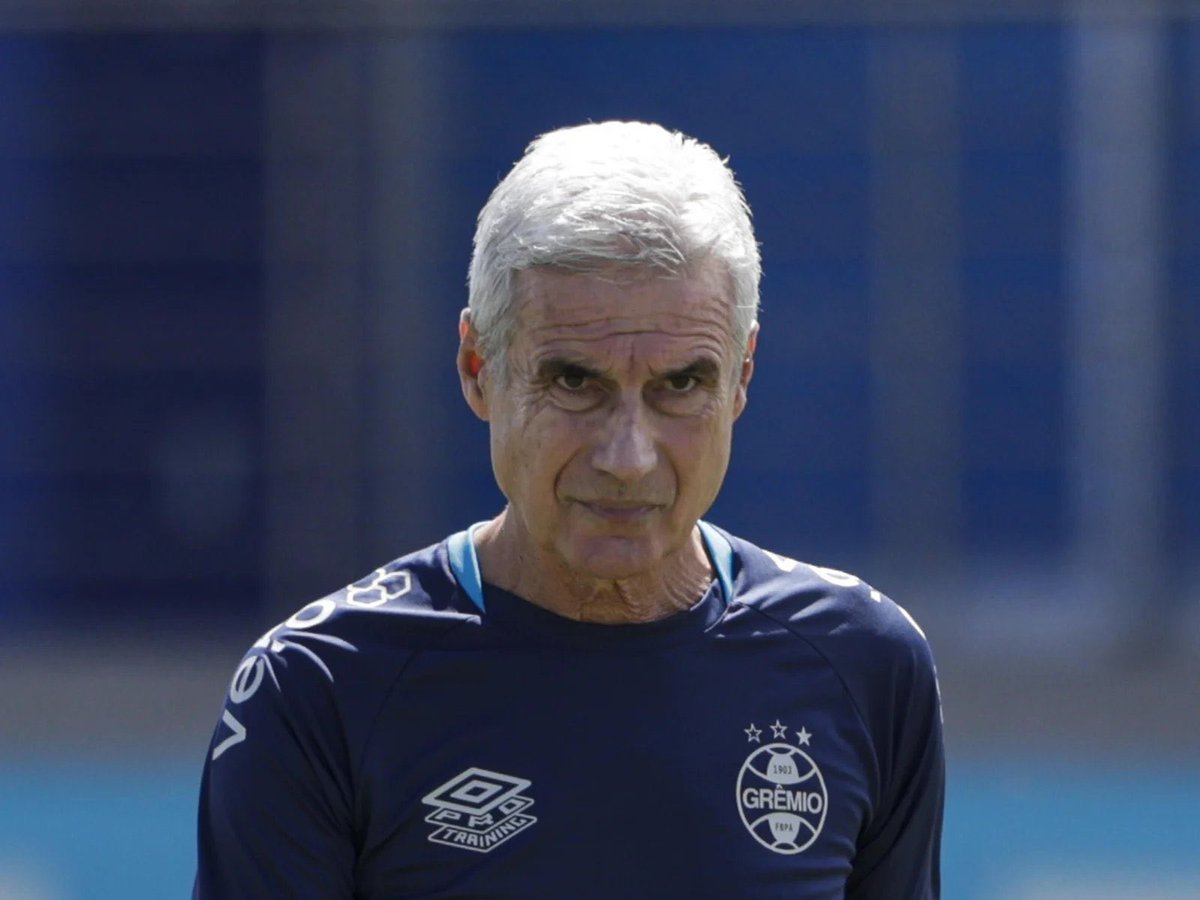 futebol_info's tweet photo. 🚨 Suspeito de se passar por Luís Castro, técnico do Grêmio, e pedir PIX a jogadores é preso no Rio de Janeiro; Enamorado transferiu R$ 22 mil.

Segundo a Polícia, o homem fazia parte de um grupo que usava perfis falsos para se passar pelo treinador e pedir dinheiro a atletas, alegando que doaria cestas básicas.

O atacante Enamorado, do Grêmio, foi vítima do golpe e transferiu R$ 22 mil. Kannemann também teria recebido contato, mas desconfiou e procurou a Polícia. D'Alessandro foi outro alvo, mas não fez pagamentos.

Jogadores e personalidades ligados a clubes de outros estados, a uma equipe da Europa e até um artista de projeção nacional também foram alvos.

🗞️ @g1 
📸 Reprodução | Lucas Uebel/GFBPA