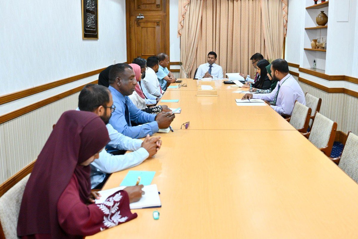 presidencymv's tweet photo. ރައީސުލްޖުމްހ��ރިއްޔާގެ ނައިބު ހދ. ނޮޅިވަރަންފަރު ކައުންސިލާ ބައްދަލުކުރައްވައި އެރަށުގެ ތަރައްޤީގެ މުހިންމު ކަންކަމާ ގުޅޭގޮތުން މަޝްވަރާކުރައްވައިފި 
https://t.co/q1s5y0azLy https://t.co/elhVejOusi