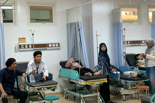 LambeSahamjja's tweet photo. cerita santri korban keracun4n mbg:
- dia makan mbg selasa jam 13.00 wib
- cuma pilih makan nasi, telur, & apel dari paket menunya (ada juga orak-arik tempe & sayur)
- awalnya gak ada keluhan
- baru keesokan paginya sekitar jam 06.00 wib mulai kerasa pusing & mual
- kondisinya makin memburuk
- akhirnya dibawa ke rsud notopuro sidoarjo sekitar jam 14.00 wib
- di rs dia udah dikasih obat & tinggal nunggu reaksinya biar bisa segera pulih & pulang
- reyhan cerita dia makan mbg bareng 10 teman sekamar
- gejala yang dia rasain: pusing muter-muter, mual, 
- pengen muntah tapi gak bisa
-lemes kayak masuk angin