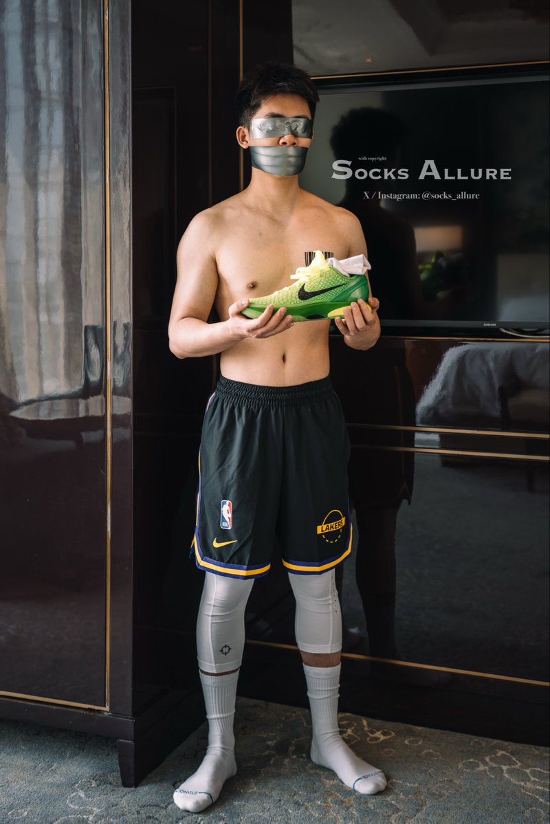socks_allure's tweet photo. 被徹夜圈養的騷狗，內心從抗拒到臣服

舔腳、堵嘴、上鎖、感官剝奪、物化，讓他懂得成為賤奴是自己僅剩的價值🧠

🐶: @rukido_pain 

點讚過800更新廢物狗如何被玩到絕望🎦 https://t.co/kHKD6M4K6F