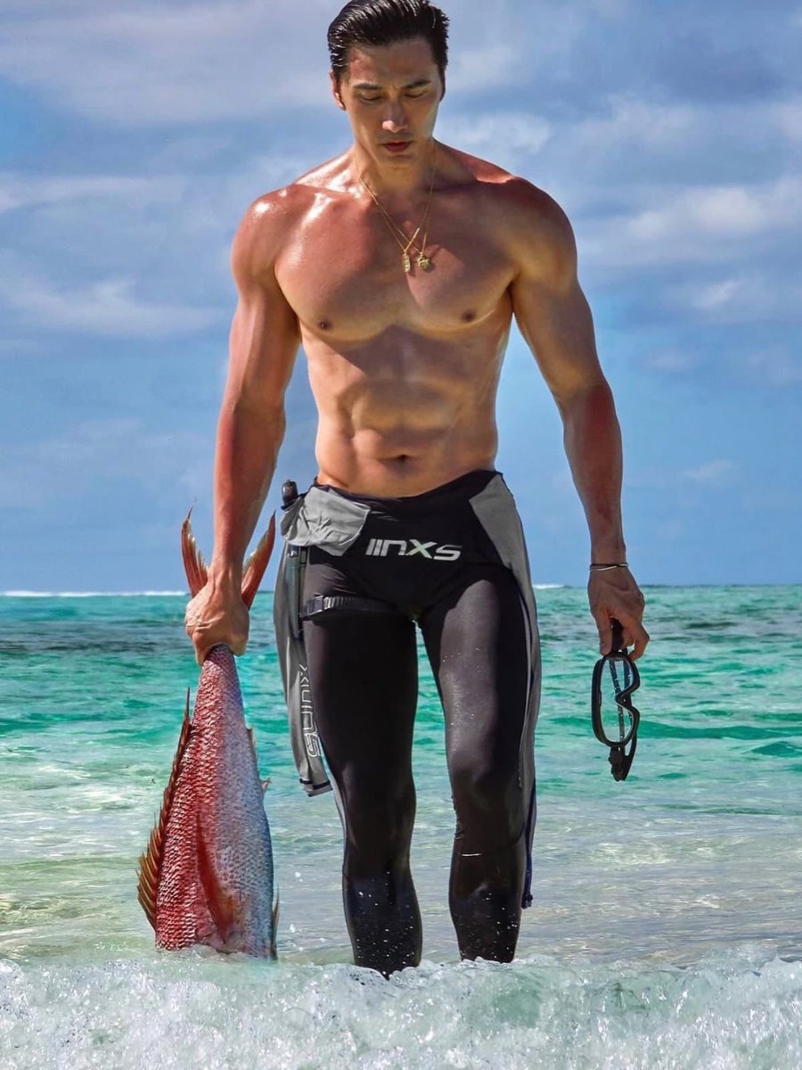 poptime's tweet photo. Fotógrafo Chuang Tan, de 60 anos, choca a internet com seu visual jovial e corpo de alta performance. https://t.co/0nv6sMt97o