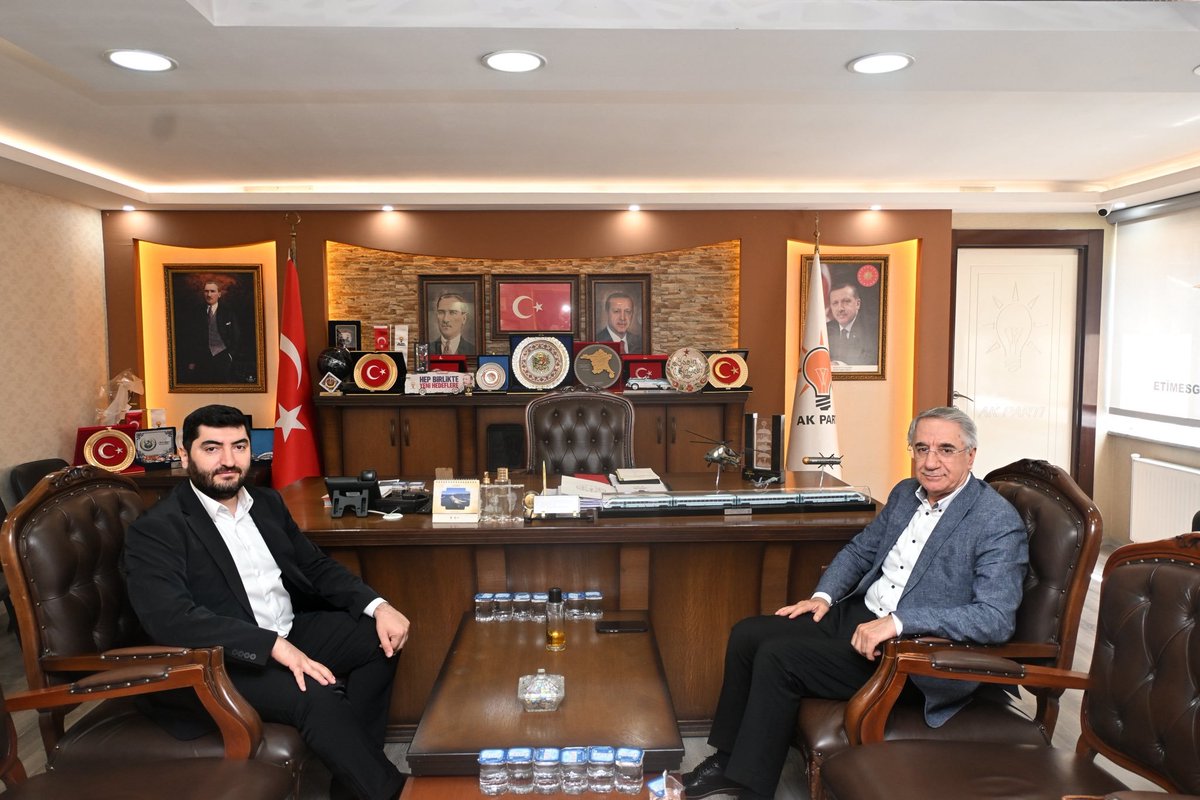 aketimesgut06's tweet photo. Genel Merkez Yerel Yönetimler Başkan Yardımcımız ve MKYK Üyemiz Sayın Mücahit Yanılmaz, İlçe Başkanımız Sayın Yasin Şankazan’ı ziyaret etti.

 Nazik ziyaretleri ve kıymetli değerlendirmeleri için kendilerine teşekkür ederiz.
@AkpartiAnkara 
@23YANILMAZ https://t.co/AiHcQgXcy8