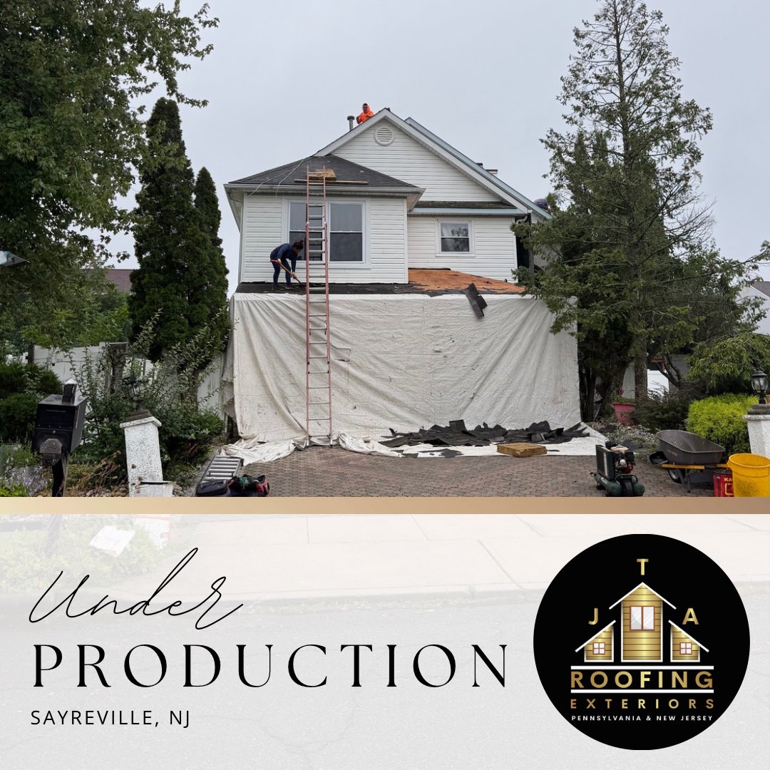 Jtaroofing's tweet photo. 🏠 ROOF REPLACEMENT IN PROGRESS! 🔨

Our crew is hard at work on this Sayreville, NJ home, bringing a brand-new roof to life! From tear-off to installation, we’re making sure every detail is done right. 👏🏼

Stay tuned for the finished result! ✨

#roofing #homerenovation https://t.co/WA7ZWH4o69