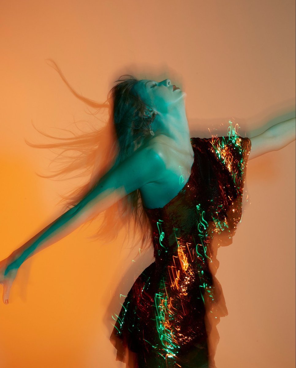 TSwiftHQ13's tweet photo. ‼️| Taylor Swift’s 2021 SNL photoshoot originally contains 160 outtakes. https://t.co/8tnFHr9Ozc