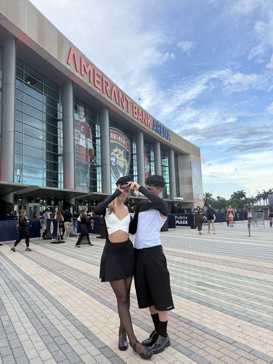 delicatepov's tweet photo. from buenos aires to miami &amp; london, i’ll miss u forever eternal sunshine tour;( best days in a lifetime ❤️‍🩹 https://t.co/xkFGVqtq7E