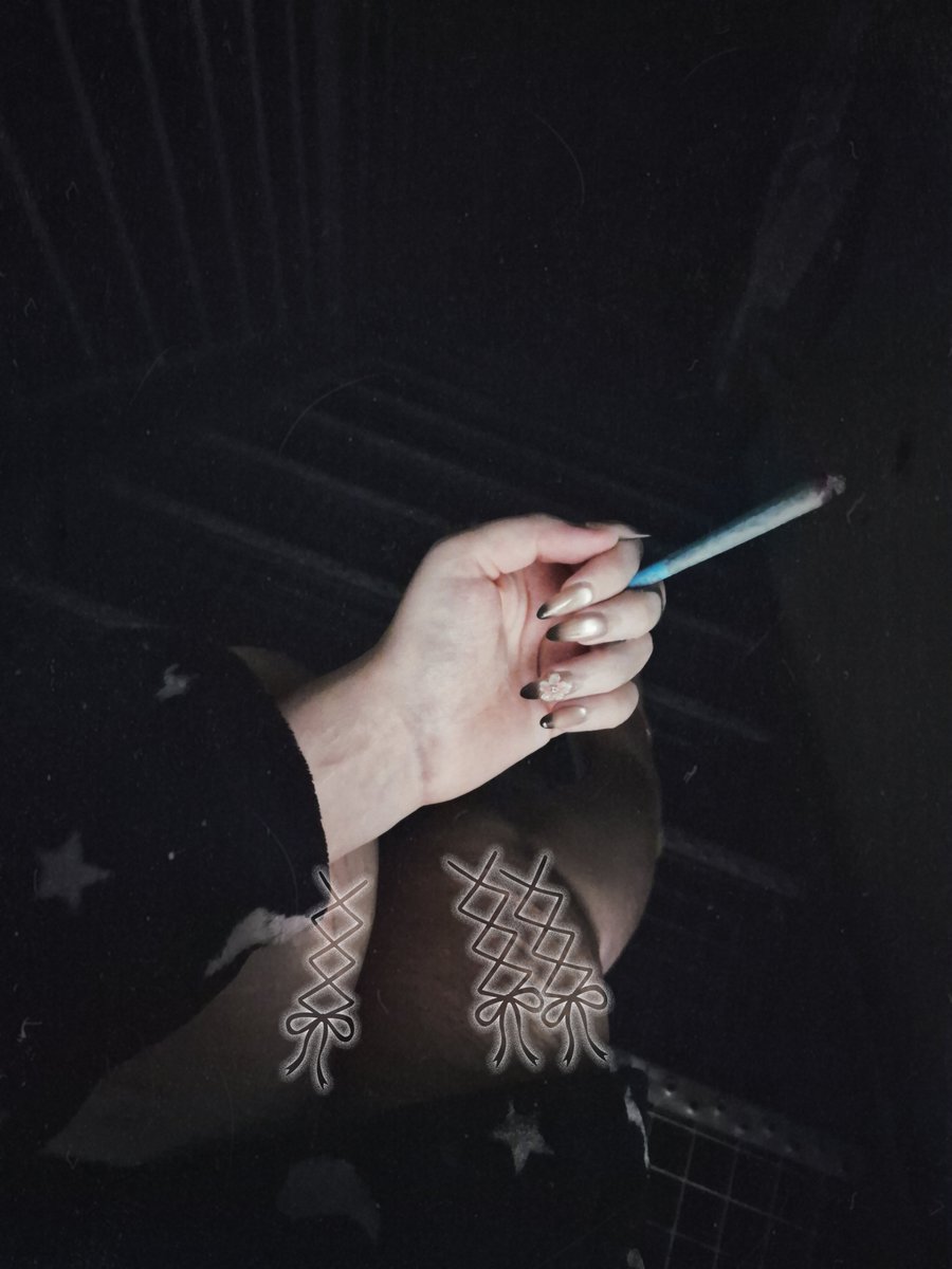sleeplesshimari's tweet photo. I literally have noone left to talk to, except that one online friend from a dr_g group lol.
#988twt #drugtwt #hightwt #shedtwtt #shhtwt 
Covering my last sesh to please Elon https://t.co/bSbZbs7Nfc