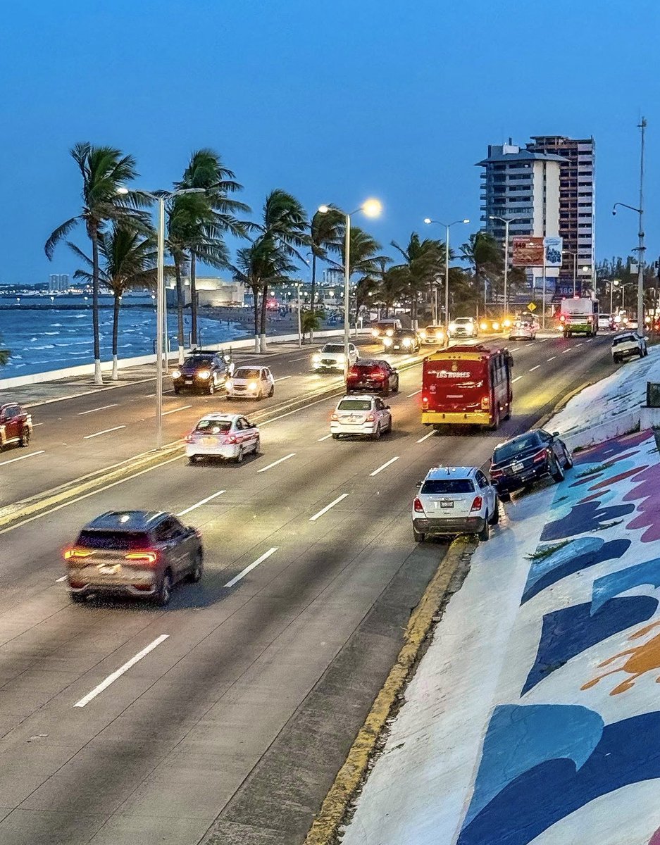 love_veracruz_'s tweet photo. Buenos días a mi gente que ya está trabajando. A quienes madrugaron, a quienes llevan a sus hijos a la escuela, a quienes están buscando una oportunidad y a quienes hoy comienzan un nuevo reto. Que Dios los acompañe, les dé salud, fuerza y muchas bendiciones. https://t.co/cwDM5uJ8a3