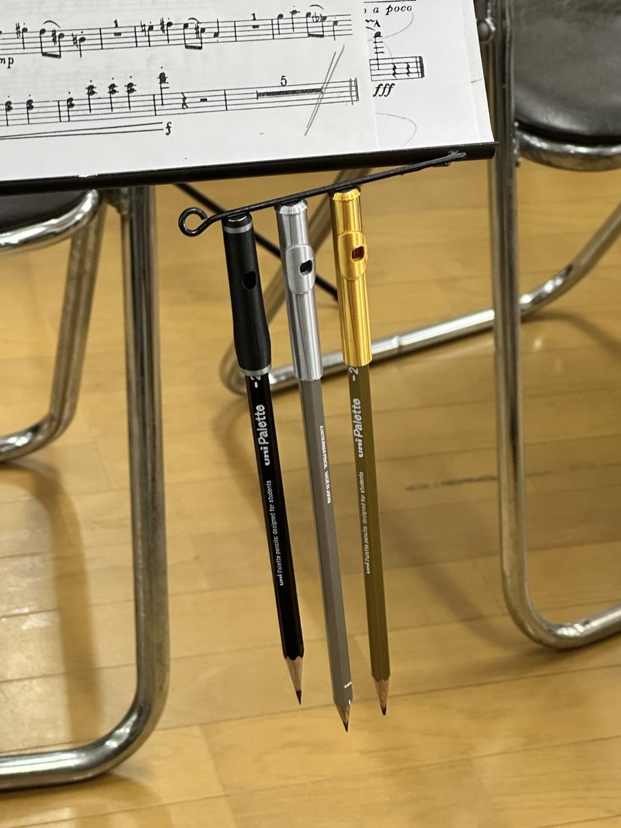 maksai77's tweet photo. 先日オケのフルートメンバーが買ってきてくれたフルート型の鉛筆、早速今日の合奏から3人で使用してみました！なんだか一体感がでるかも🪈 https://t.co/Stdb9JkeHL