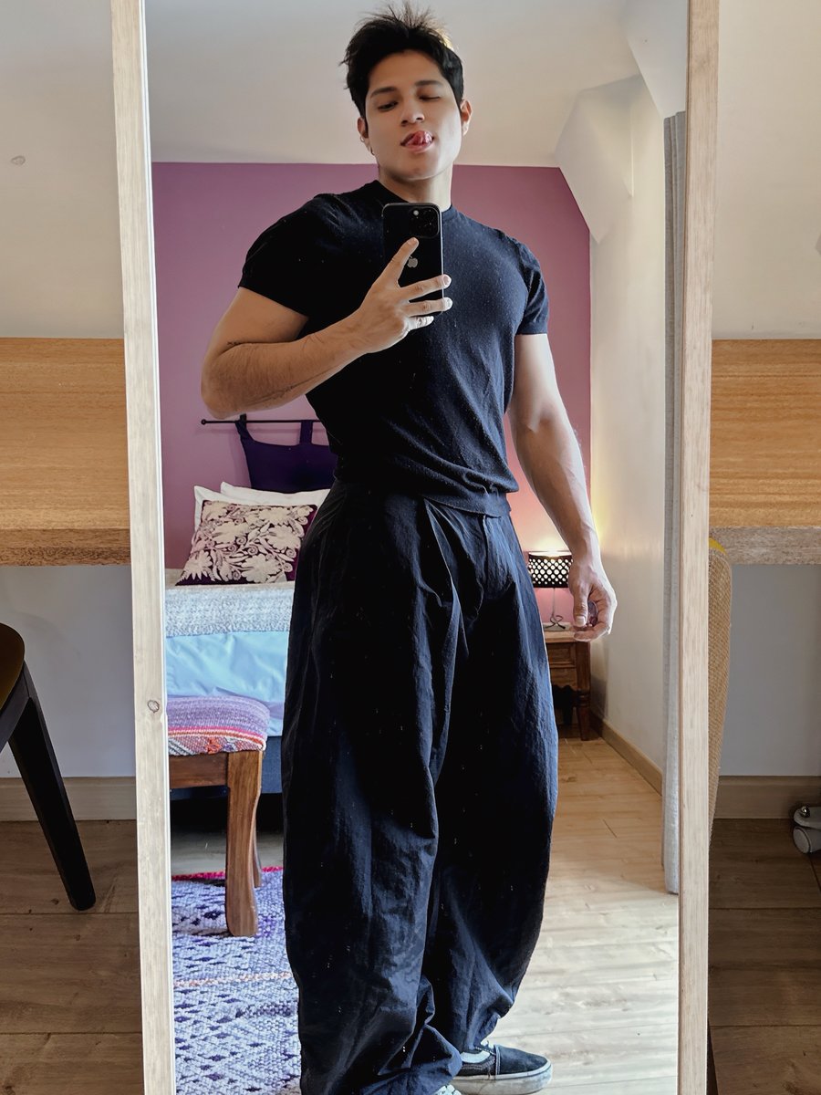 soymikichongo's tweet photo. Me gustan estos pantalones https://t.co/pBaMspDgBL