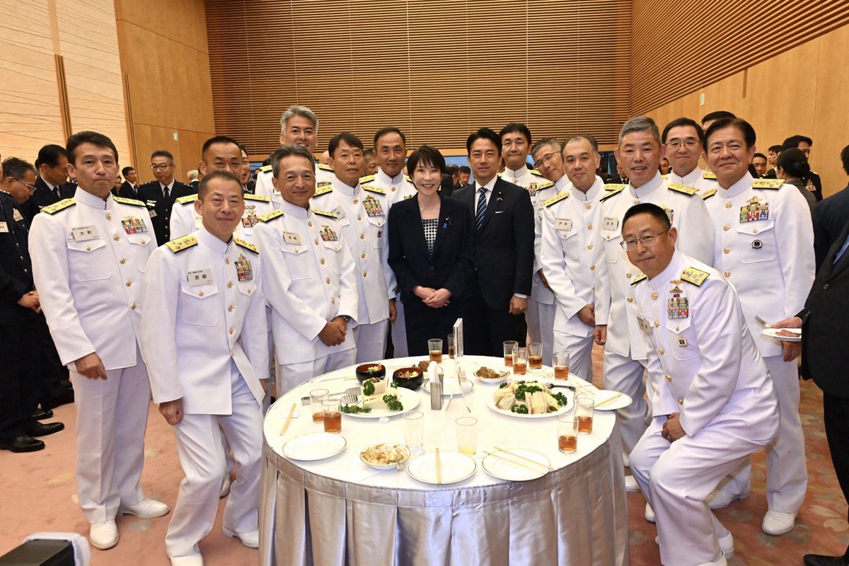 shinjirokoiz's tweet photo. 高市総理@takaichi_sanae と海上自衛隊幹部。 https://t.co/qGwAU6XUwI