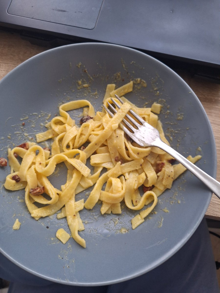 czechocide09's tweet photo. Forced lunch :( (carbonara) https://t.co/KtXBuEd645