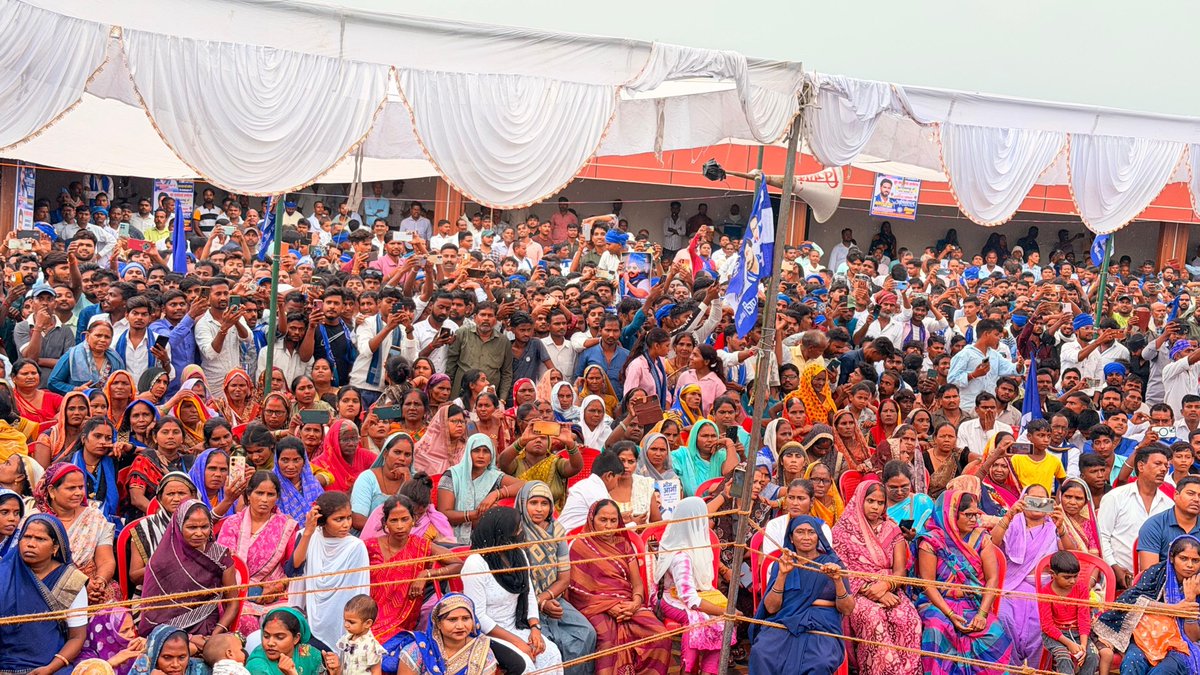 BhimArmyChief's tweet photo. आज जिला प्रतापगढ़ की विश्वनाथगंज विधान सभा में आयोजित विशाल जनसभा में अपनों के बीच।

जनसभा को सफल बनाने के लिए दिन-रात मेहनत करने वाले सभी पदाधिकारियों, कार्यकर्ताओं और सहयोगियों का हृदय से आभार। अपने अपार प्यार, समर्थन और विश्वास से जनसभा को ऐतिहासिक बनाने वाली प्रतापगढ़ की महान जनता को दिल से सलाम और अभिनंदन।

आपकी यह एकजुटता आजाद समाज पार्टी (कांशीराम) के मिशन-2027 को नई ऊर्जा और ताकत देगी।

जय भीम! जय भारत! जय मंडल!

#ASP_K_Mission2027
#UPMaangeChandraShekharAzad