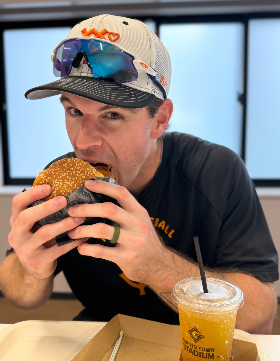 gtown_stadium's tweet photo. ハンバーガーの本場・アメリカ出身の #キャベッジ 選手が9月5日(土)の「熱烈応援デー」で「G×DOMDOM」にて販売される「熱烈！オムレツ！カツカレーバーガー」🍔と「喉を潤して熱いエールを！熱烈ジンジャーエール」🥤を食レポしてくれました💯
気になる評価は...❓

商品やイベントの詳しい情報コチラ⬇️
https://t.co/dM06VgPxKq
