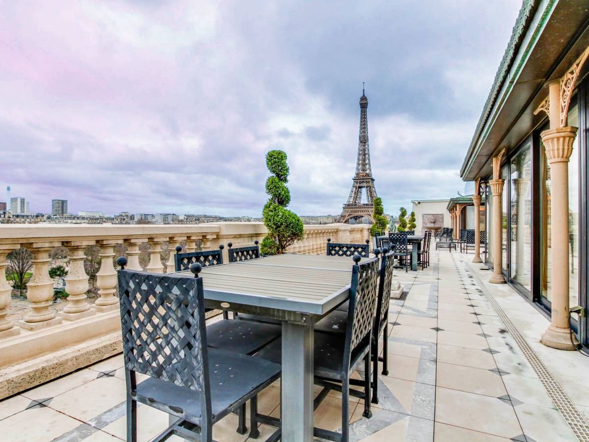 arturovilla's tweet photo. Así es el palacio que Mohammed VI compró por 80 millones de euros en París.

¿Estaríais a favor de que la UE apruebe su incautación para cubrir las pérdidas y los daños ocasionados a los españoles de Ceuta?

Justo como hicieron con las sanciones a Putin y oligarcas rusos. https://t.co/y2FduEnX1R