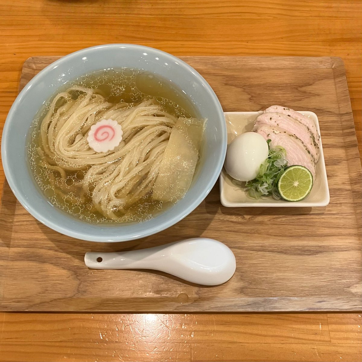 ykurikin's tweet photo. 寝屋川香里園『#上を向いて』さんの間借り営業『#なるちゃんラーメン』さん…"冷やし"は"いりこ"と"真昆布"の旨みに #白醤油 のパンチ…風味に #いりこ油 プラスして…🌾は"チクゴイズミ"に"もち姫"ブレンド #手打ち手切麺 のもちっとプチっと歯切れ良く…😌@kachucurry #手打ちラーメン https://t.co/9z8OqH3PcM