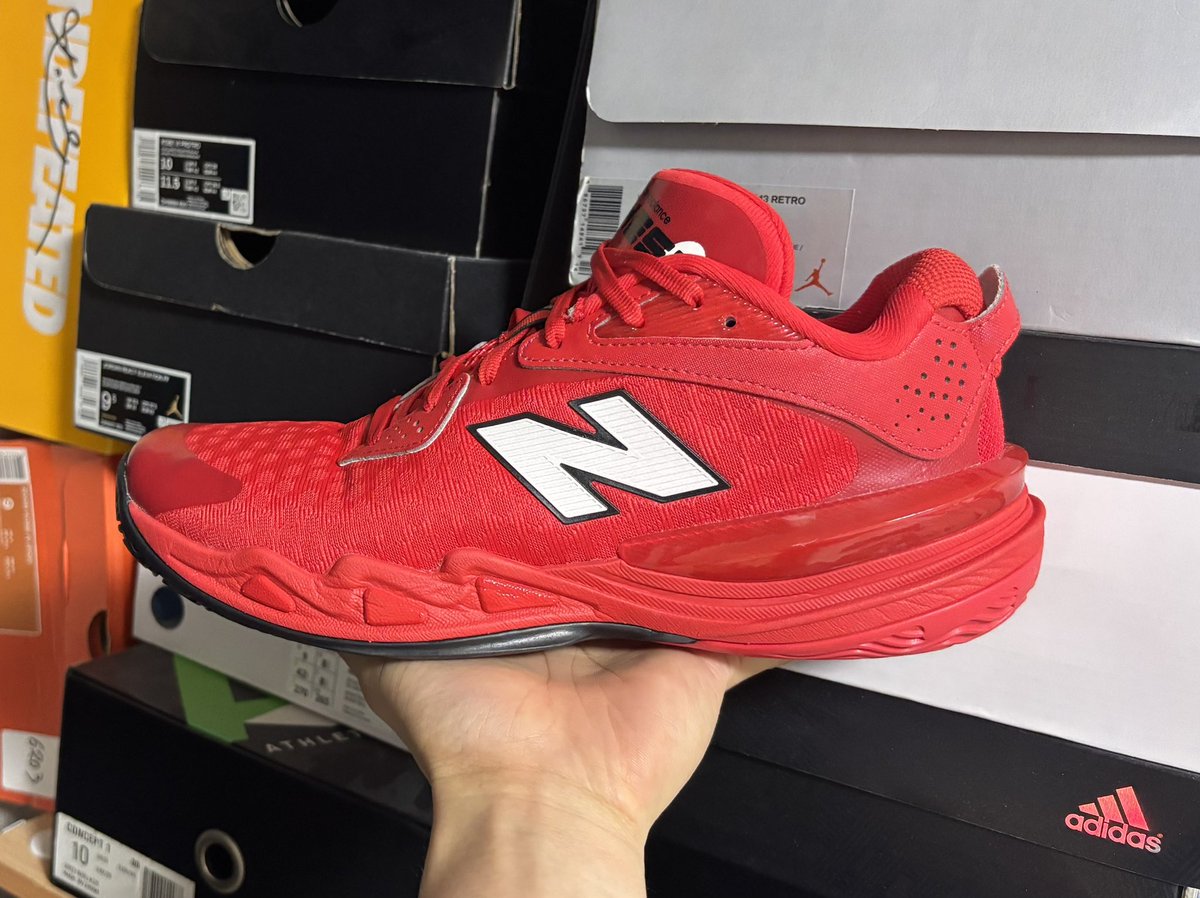 snewaker's tweet photo. New Balance Hesi Low V2 Traffic Right True Red https://t.co/zAHCOqdb0g