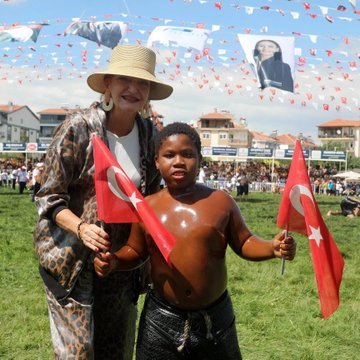 durbunhaber's tweet photo. Antalya'daki yağlı güreşlerde er meydanına çıktıktan sonra gündem olan 11 yaşındaki Tanzanyalı güreşçi Osman'ın hayat öyküsü: 

• Anne ve babasını bebekken kaybetti.
• 3,5 yaşındayken dönemin Tanzanya Büyükelçisi Ali Davutoğlu tarafından evlat edinildi.
• Evlatlık alındıktan sonra Osman Ali ismi verildi.
• Yeni ailesiyle birlikte 2020 yılında Türkiye'ye geldi.
• Yaz tatili için gittikleri Balıkesir'de yağlı güreşle tanıştı.
• Daha önce futbolla da ilgilenen Osman Ali, yağlı güreşte kariyer yapmaya karar verdi.
• Ailesinin desteğiyle antrenmanlara başlayan küçük pehlivan, kısa sürede kispet giyip er meydanlarında boy göstermeye başladı.
• Kendisi gibi Afrika kökenli olan ve 'Arap Mustafa' lakabıyla Türk yağlı güreş tarihine adını yazdıran Mustafa Yıldız'dan ilham aldı.
• Er meydanında 'Arap Osman' lakabını kullanmaya başladı.
• İdolleri Hz. Muhammed Mustafa, Mustafa Kemal Atatürk, Arap Mustafa ve güreşçi Mustafa Taş.
• En büyük hayali başpehlivan olmak.