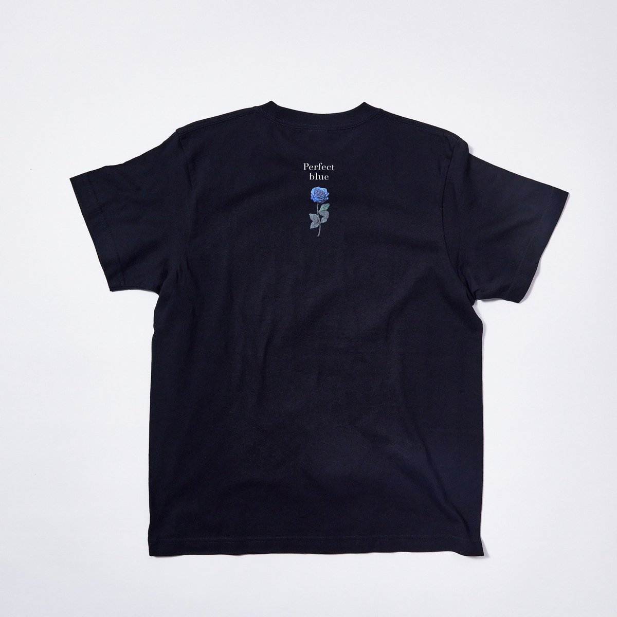 haruna_oikawa's tweet photo. 4th Album『Made of Glass』の収録曲「Perfect blue」をイメージしてデザインしたTシャツ。

Tシャツ正面には、このツアーの為に制作した「青いバラ」のアップと「Perfect blue」の歌詞をレイアウトし、背面には一輪の青いバラを配しました。 https://t.co/xGJIbjvJ2u