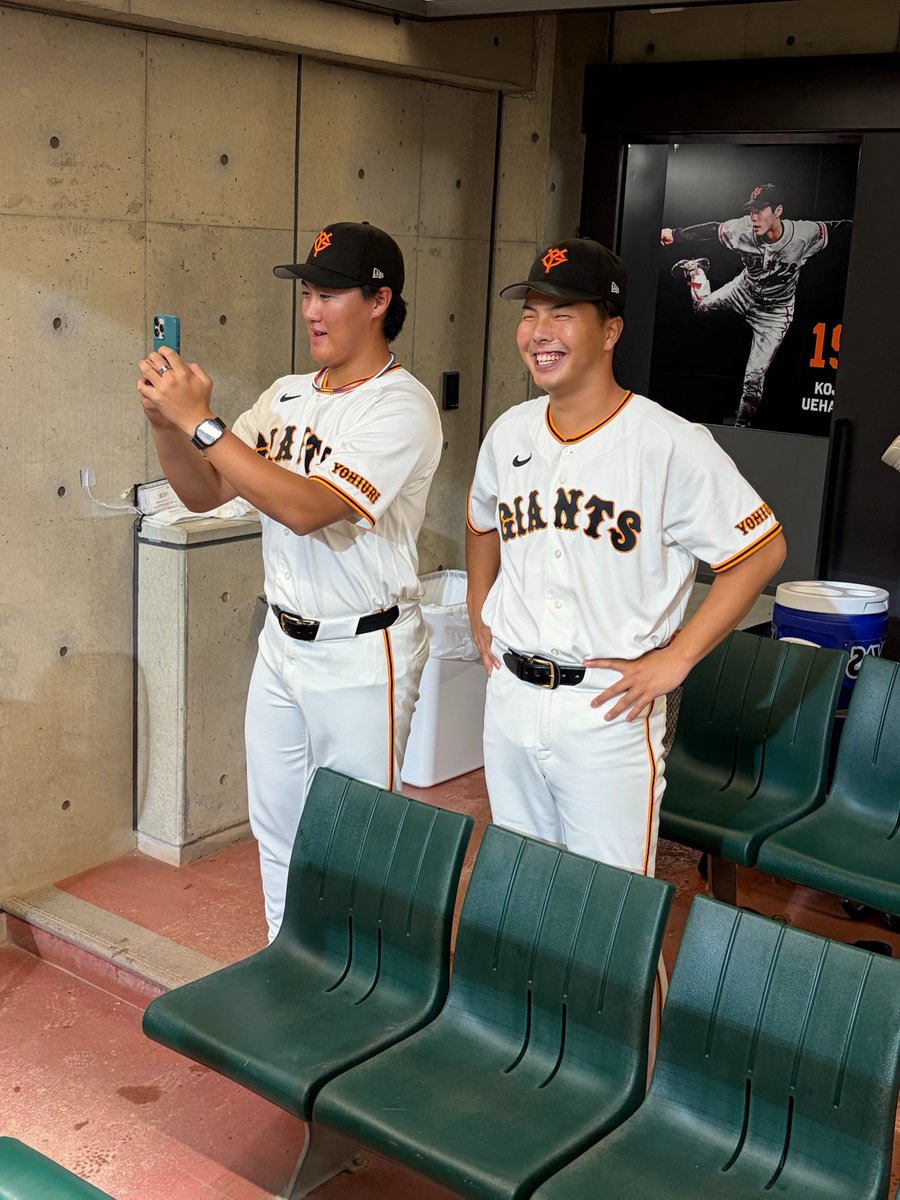 gtown_stadium's tweet photo. 公式戦初登板で初勝利をあげた #千葉隆広 投手のヒーローインタビューを、満面の笑みで眺める #田村朋輝 投手と #河野優作 投手☺️ https://t.co/gIkmZ1cLuz
