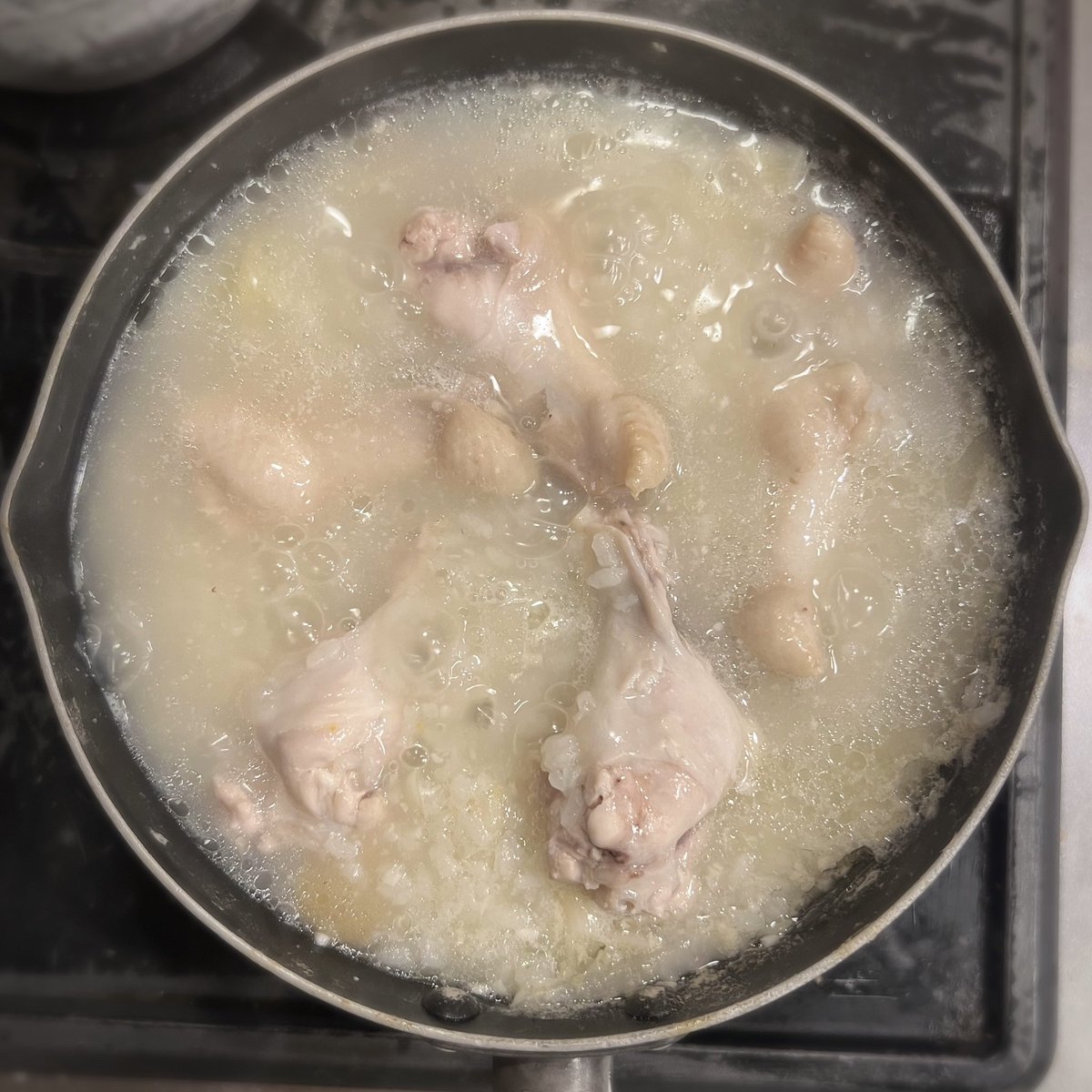 bot22493496's tweet photo. 参鶏湯
手羽元とろとろになるまで
煮込みました🍲🍗

#おうちごはん #夜ごはん https://t.co/d0RWzBDskM