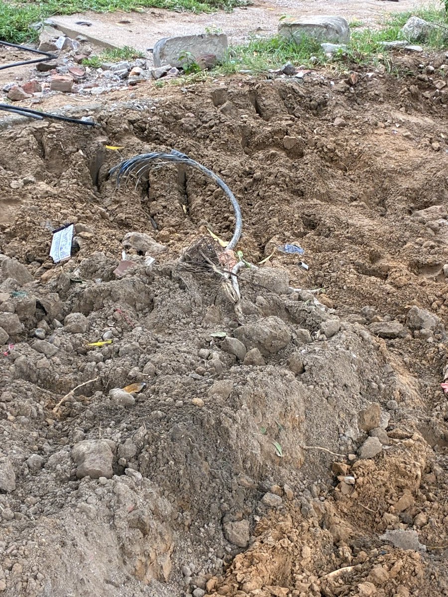 shangs_'s tweet photo. @OfficialGMDA dug up this stretch and destroyed the @airtelindia cables leaving entire area without broadband or mobile connectivity from 1:00 pm to 6:00 pm today. Careless and un-supervised work done by uncouth and untrained personnel disturbing 1000s of people. Who is resp? https://t.co/16KqWV1LW9