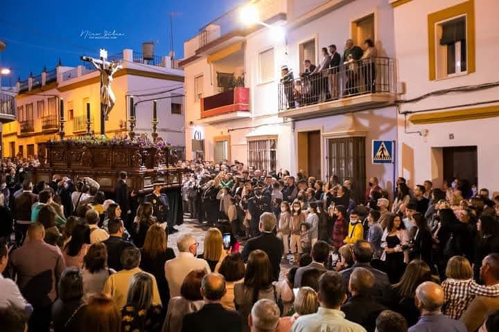 veracruzparadas's tweet photo. 🟢 MIÉRCOLES CRUCERO ⚫️

«Cuando yo sea levantado de la tierra, atraeré a todos hacia mí.»
Jn 12,32

Este Miércoles contemplamos la Santa Vera+Cruz, signo de amor que nos reúne y nos sostiene. Que el Señor, elevado en la Cruz, siga atrayendo nuestros corazones hacia Él

📷 Nico https://t.co/AHlSGhKC8K