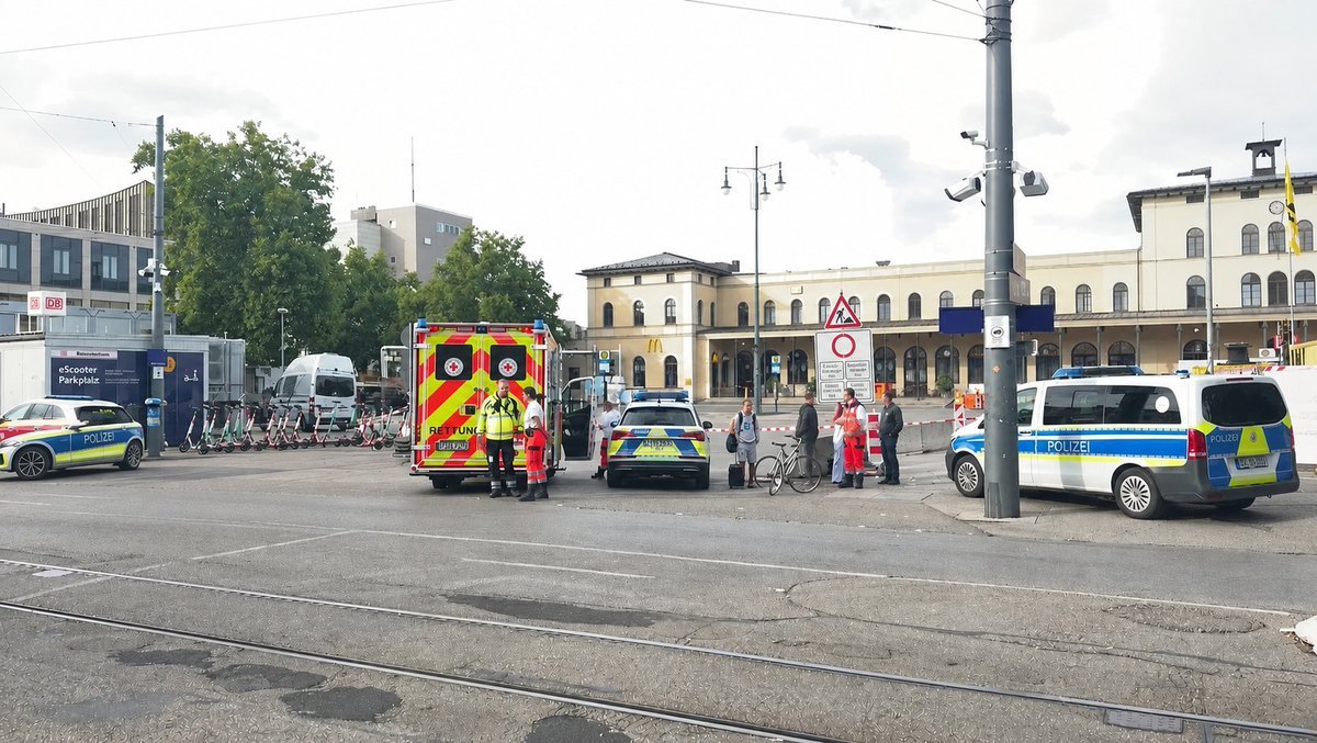 GFreiNews's tweet photo. UPDATE ZUR EXPLOSION AM AUGSBURGER HAUPTBAHNHOF – STAND 14:50 UHR:

Nach der Explosion gegenüber dem Hauptbahnhof hat die Polizei um 10:15 Uhr Entwarnung gegeben. Ein zunächst verdächtiger Gegenstand stellte sich als ungefährlich heraus, ein zweiter Sprengsatz wurde nicht gefunden. Der Bahnhof ist wieder geöffnet, der Regional- und Fernverkehr läuft – Verspätungen und Zugausfälle sind weiterhin möglich.

Bei den Verletzten handelt es sich um eine 17-Jährige und einen 18-Jährigen mit ukrainischer Staatsangehörigkeit. Beide sollen zufällig vorbeigekommen sein und erlitten leichte Knalltraumata. 

Durch die Detonation wurden unter anderem Scheiben eines Verkehrs- bzw. Tourismusbüros, einer Drogerie, eines Juweliers und einer Bank beschädigt.

Nach Recherchen von BILD und BR gehen Ermittler offenbar von einer Handgranate aus. Offiziell spricht die Polizei weiterhin von einem „unbekannten Gegenstand“. Unklar ist auch, wem der Anschlag galt – als mögliche Ziele gelten der Juwelier, ein Geldautomat beziehungsweise die Bank oder ein anderer Bereich des Gebäudekomplexes. 

Falls es eine Handgranate war, die eine Zünddauer von vier Sekunden hat, und zwei Ukrainer nachts um drei in der Nähe ein Knalltrauma erleiden, besteht da bestimmt kein Zusammenhang.

In Augsburg sind Mittwochmorgens um diese Uhrzeit ja viele Leute unterwegs.

Der Tatort blieb für die Spurensicherung abgesperrt. Bis 14:20 Uhr wurden keine Verdächtigen ermittelt.

https://t.co/oKoyxw3Kwh
