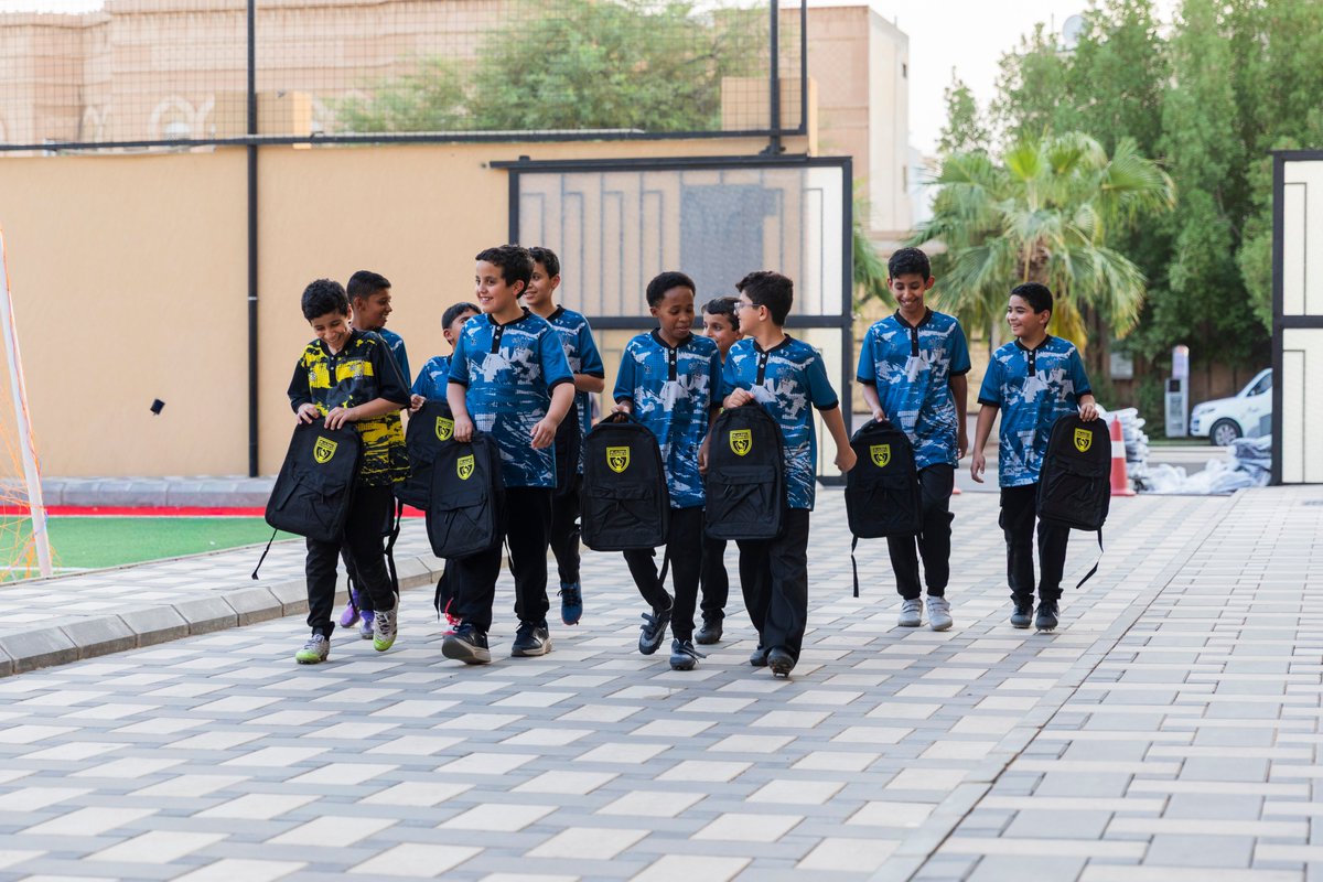 taawounSR's tweet photo. نشاركهم فرحة العودة، ونرافق خطواتهم نحو مستقبل أجمل 🎒💛

مقتطفات من مبادرة المسؤولية الاجتماعية بنادي التعاون لتوزيع الحقائب المدرسية على مستفيدي جمعية أبناء بمناسبة العودة إلى المدارس

بالتوفيق لأبنائنا وبناتنا في عامهم الدراسي الجديد ✨ https://t.co/wPOA92qNbc