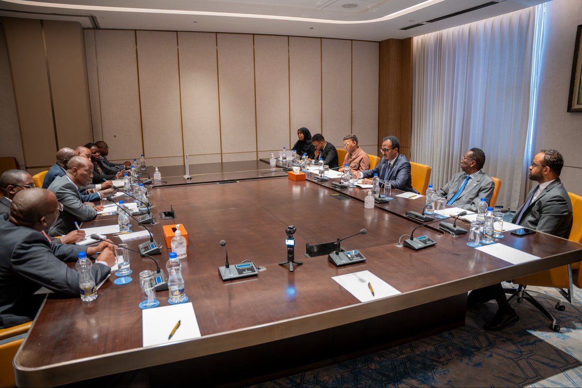 AmbGamal's tweet photo. Ahead of the Horn of Africa Trade Ministers’ Meeting, I met with my Kenyan counterpart, Hon. Lee Kinyanjui, Cabinet Secretary for Investments, Trade and Industry. We took stock of where Somalia–Kenya trade stands and agreed to work toward a formal bilateral trade framework — removing barriers and making trade simpler and more predictable for businesses on both sides.