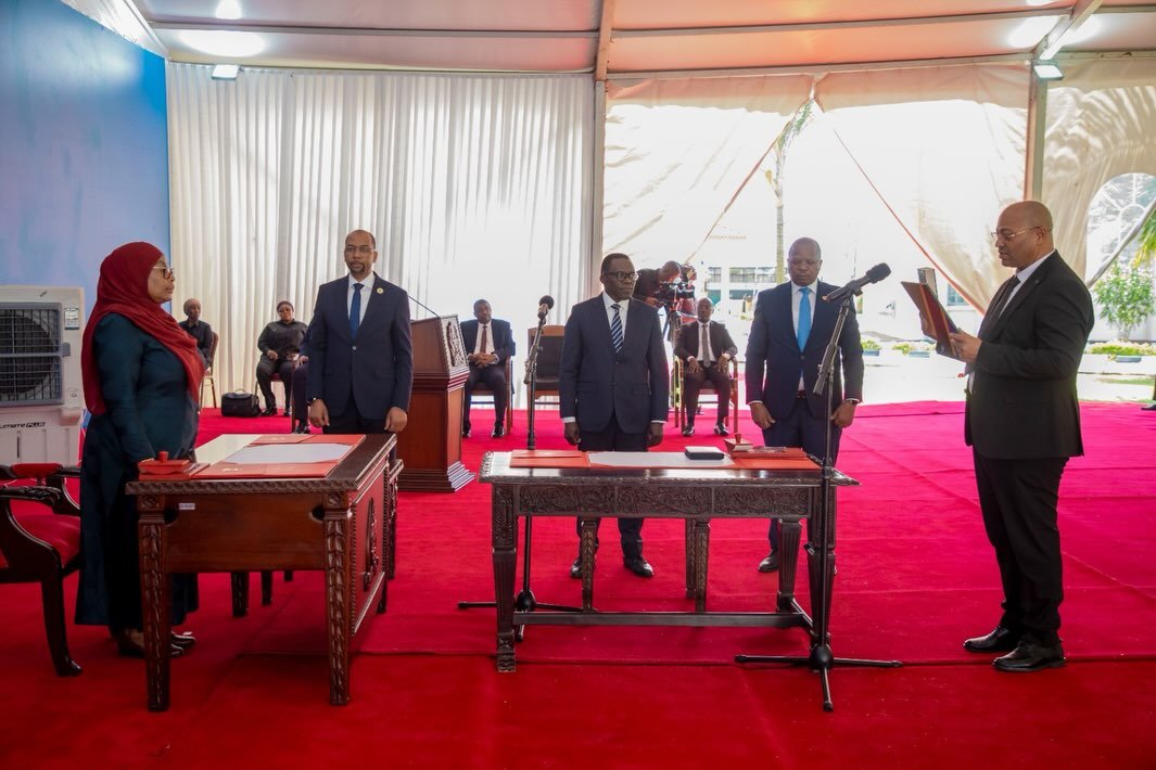 Dodoma_Zone_'s tweet photo. Mhe. Dkt. Samia Suluhu Hassan, Rais wa Jamhuri ya Muungano wa Tanzania akimuapisha CP Salum Rashid Hamduni kuwa Mkuu wa Mkoa wa Mwanza kwenye hafla iliyofanyika Ikulu Ndogo ya Tunguu, Zanzibar tarehe 02 Septemba, 2026. https://t.co/RuYNjImaYB