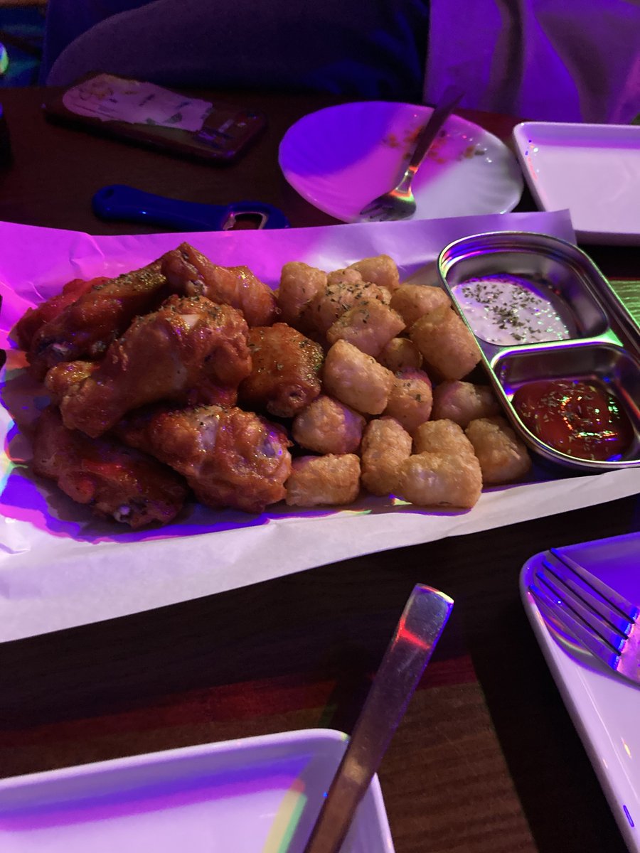 band_naradan's tweet photo. Naradan Live at 1958 Music, Incheon [26.08.29]

Always happy to be back at 1958 Music!
After the gig, we grabbed some food and drinks here — especially the hot chicken wings and fries — and watched The Leg Day's set.

///

When we ride the time machine ―

#naradan #gig #incheon https://t.co/9lwJJI6qEl