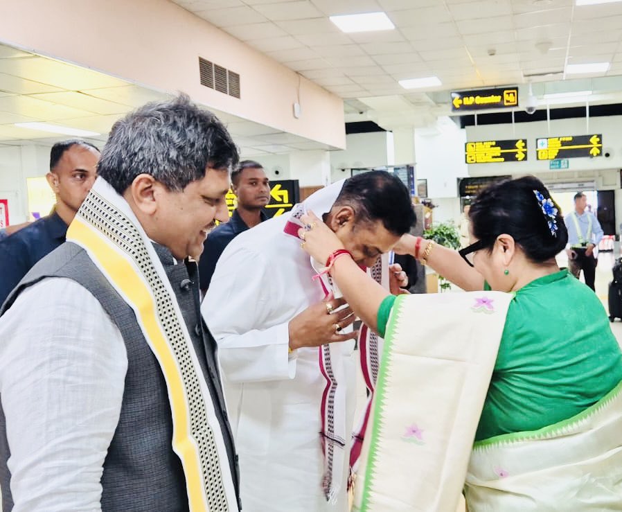 sambitswaraj's tweet photo. Arrived at Imphal Airport and received a warm welcome from the State President and MP, Smt. @AShardaDevi Ji, along with other senior leaders of the BJP Manipur. https://t.co/RwFmn4CUAH