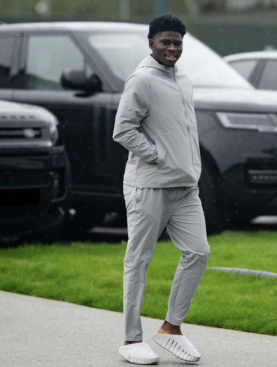 FrankEra_'s tweet photo. Carlos Baleba arriving at Carrington. 👋❤️ https://t.co/gTNeejmvLE