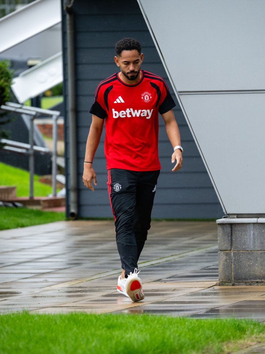 ManUtd's tweet photo. Arriving at HQ 📍 https://t.co/BnO7t3XG0R
