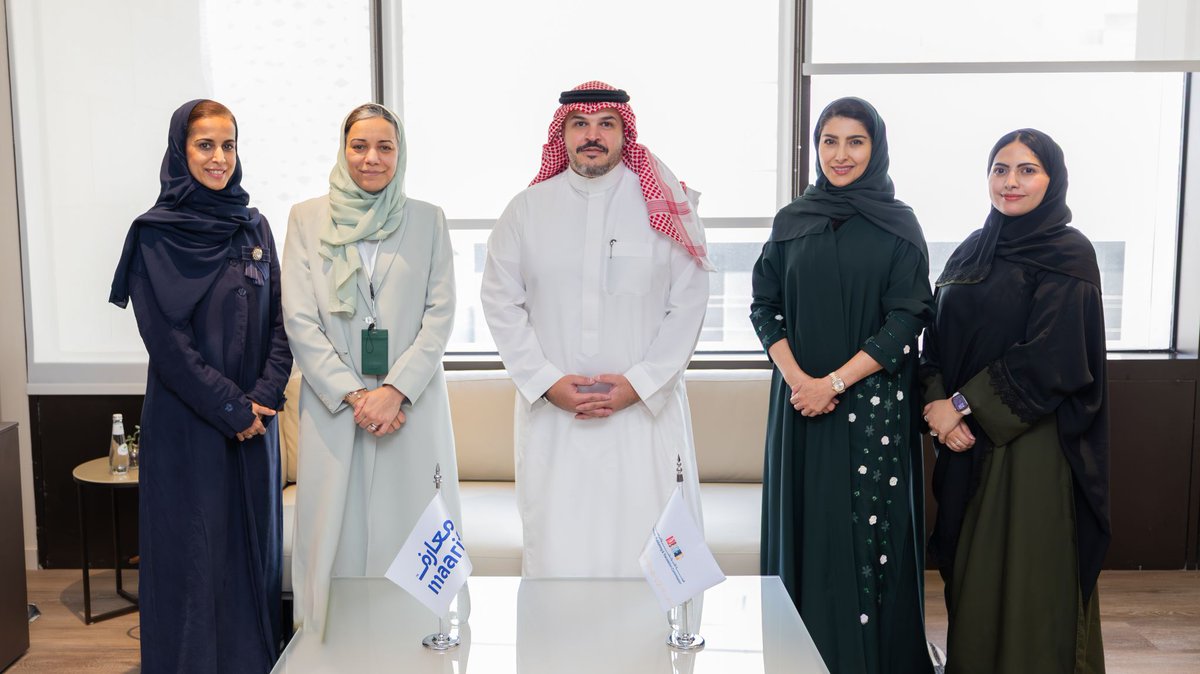 MaarifEdu's tweet photo. وقّعت شركة معارف للتعليم مذكرة تفاهم مع هيئة الأدب والنشر والترجمة، بهدف تعزيز التعاون المشترك ودعم القطاع الثقافي، من خلال تفعيل المبادرات والبرامج المشتركة، وتوسيع الأنشطة المرتبطة بالأدب والنشر والترجمة.

وأكد الرئيس التنفيذي للهيئة الدكتور عبداللطيف الواصل أهمية الشراكة مع القطاع التعليمي في دعم القدرات الإبداعية للطلاب واكتشاف المواهب وصقل مهاراتهم.

من جانبها، قالت الدكتورة تهاني الجعفري، المدير التنفيذي الأكاديمي لشركة معارف للتعليم: "الأدب والترجمة ليسا نشاطًا مصاحبًا للتعليم، بل جزء من بناء هوية الطالب الفكرية."

وتشمل مجالات التعاون مبادرات وبرامج ثقافية، وفرصًا تطوعية، وورش عمل تدعم الأنشطة اللاصفية للطلبة.

Maarif Education has signed a memorandum of understanding with the Literature, Publishing and Translation Commission to strengthen collaboration and support the Kingdom’s cultural sector through joint initiatives and activities in literature, publishing, and translation.

Dr. Abdullatif Alwasel, CEO of the Commission, highlighted the importance of partnerships with the education sector in nurturing students’ creativity, discovering talent, and developing their skills.

Dr. Tahani Aljafari, Maarif's Chief Academic Officer, added: "Literature and translation aren't extracurricular add-ons — they're part of how a student's intellectual identity takes shape."

The collaboration includes cultural initiatives, volunteer opportunities, and workshops supporting students' extracurricular activities.

#هيئة_الأدب_والنشر_والترجمة 
#معارف_للتعليم
