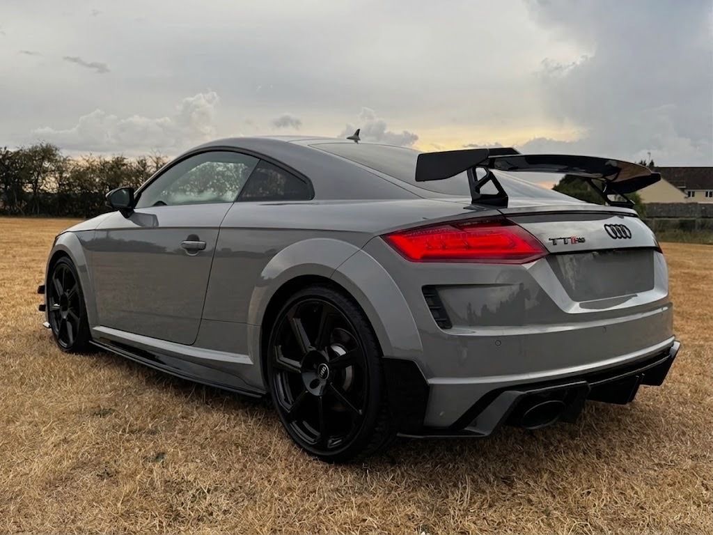 AutoGlobCo's tweet photo. Only 100 were ever made.
The Audi TT RS Iconic Edition was the final salute to the TT: a 400-hp 2.5L turbo five-cylinder, quattro AWD, 3.7 sec to 100 km/h and 280 km/h top speed.
Each car even carries its own production number.
A future collector’s car.
#AudiTT #TTRS https://t.co/ig1bsI2cmM