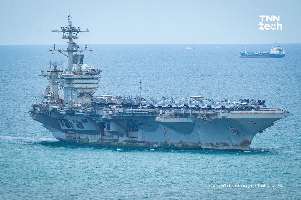 MustafaKurdas's tweet photo. ABD Donanması’na ait USS Abraham Lincoln uçak gemisi, Tayland’da görüntülendi.

USS Abraham Lincoln, Tayland'da demirliyor — 286 günlük denizde kalışından sonraki ilk tam liman ziyareti...

ABD ve İsrail'in İran'a saldırıları için gelen Abraham Lincoln uçak gemisi bölgede yedi ay geçirdi

Geminin gövdesindeki yıpranma izleri dikkat çekiyor...

Gemi İran İHA ve füzelerinin hedefi olmuştu...
