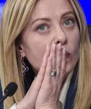 AdrianoSiro's tweet photo. Non se ne può più di questaquà
@GiorgiaMeloni https://t.co/IPwDp8I0rb