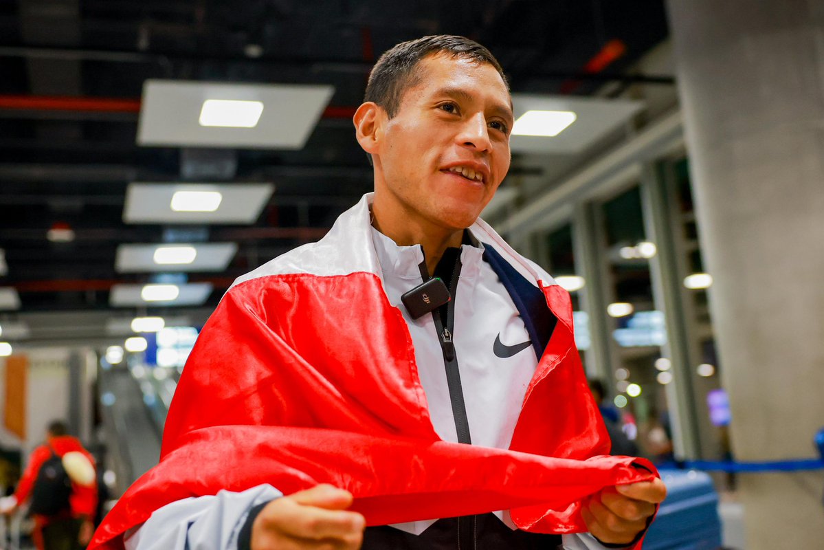 ipdperu's tweet photo. ¡𝗕𝗶𝗲𝗻𝘃𝗲𝗻𝗶𝗱𝗼 𝗮 𝗰𝗮𝘀𝗮, 𝗖𝗿𝗶𝘀𝘁𝗵𝗶𝗮𝗻! 🇵🇪

El Perú recibe con orgullo a nuestro campeón, ganador del Maratón de la Ciudad de México. 🏆🇲🇽

Una comitiva del IPD, encabezada por el director de la Dirección Nacional de Deporte Afiliado (DINADAF), Javier Ramírez, le dio la bienvenida en representación del presidente ejecutivo del IPD, Óscar Fernández, y lo felicitó por este gran triunfo que llena de alegría y orgullo a todos los peruanos.

Cristhian, integrante del Programa Lima 2027, continúa dejando en alto a nuestro país. Gracias por demostrarnos que los sueños se alcanzan con esfuerzo, disciplina y pasión.

¡Qué alegría tenerte de vuelta en casa, campeón! ❤️👏🇵🇪