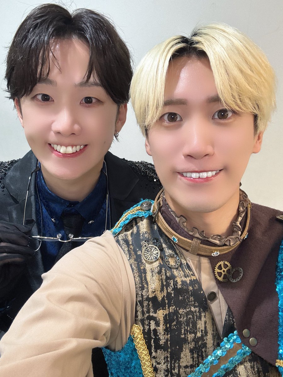 kakeru_7rol's tweet photo. ゲストで一緒に出てくださった先輩方❤️🩵❤️ https://t.co/Xh7yLjAVvg