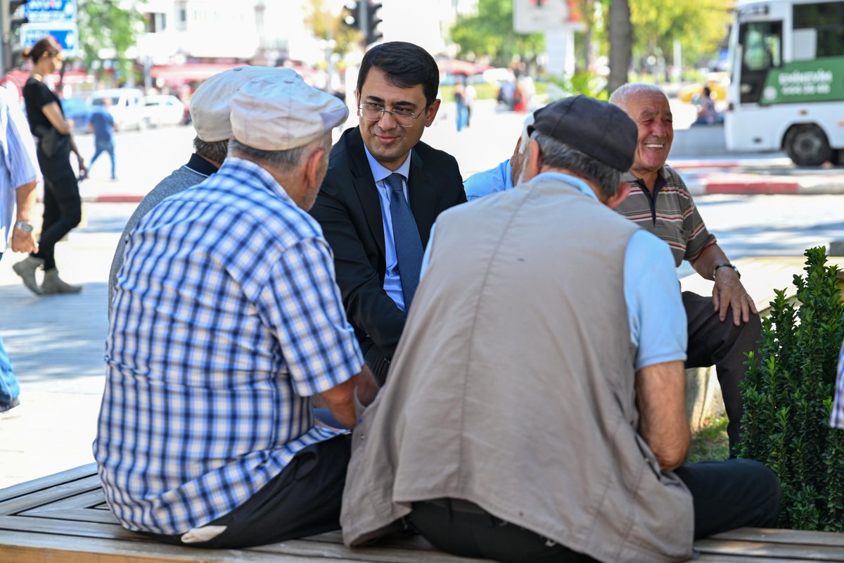 TC_UsakValiligi's tweet photo. Valimiz Dr. Serdar Kartal, İsmetpaşa Caddesi’nde hemşehrilerimizle bir araya geldi.

Hemşehrilerimizle hasbihâl eden, talep ve önerilerini dinleyen Valimiz; samimi sohbetleri ve içten muhabbetleri için kendilerine teşekkür etti. https://t.co/ln3VVgxocf