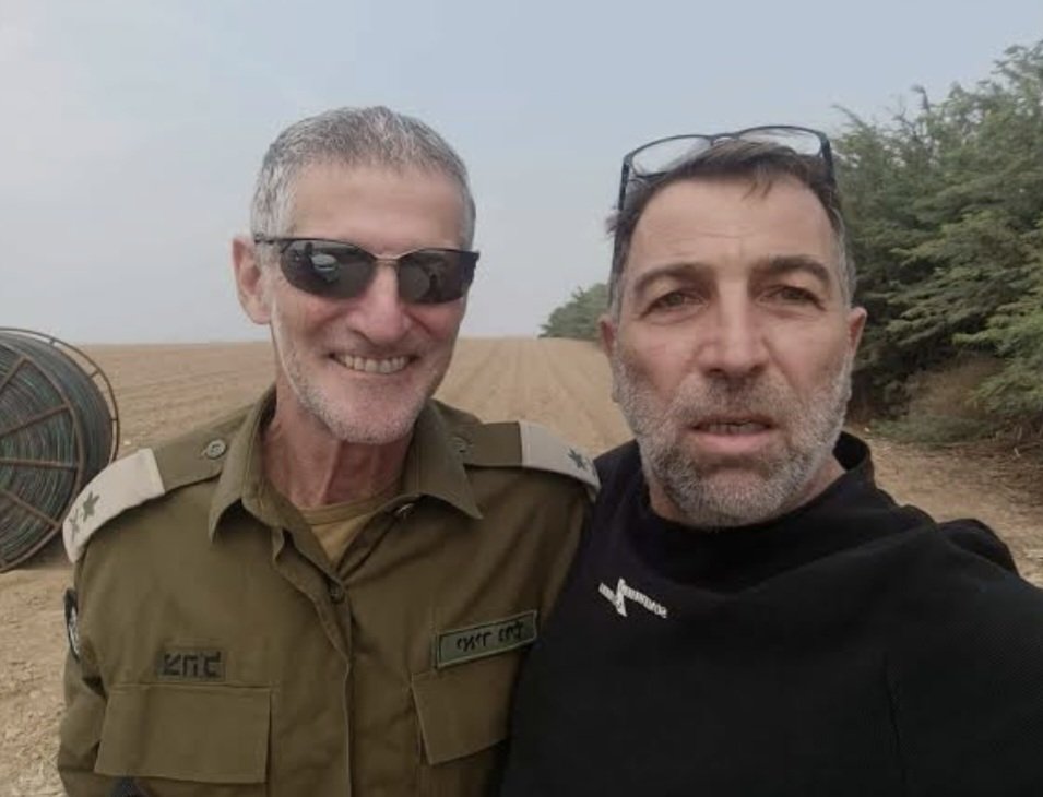 Roi_Yanovsky's tweet photo. כמה תשובות לכל מי ש"רק שואל שאלות" 

1. איך הוא היה שם השכם בבוקר 'מלובש ומוכן' בשעה מאד מוקדמת כשאחרים לא ידעו, כגון ראש הממשלה?

גולן לא היה בעוטף בשעה מוקדמת 'כשאחרים לא ידעו' - ובטח לא ידע דבר לפני רה"מ. 
ב-06:29 נשמעו אזעקות ראשונות. זו גם השעה שבה התנהלה השיחה הראשונה בין רה"מ למזכירו הצבאי שבה עודכן בפרטים. 
חצי שעה אחר כך כבר רץ סרטון של נוחבות על טנדר בתוך שדרות ועדויות רבות על מחבלים שחדרו ליישובים. כל מי שהיה מחובר באותו הזמן לתקשורת ולרשתות חברתיות הבין שפרצה מלחמה. לא רק יאיר גולן אלא אנשי מילואים רבים שהבינו את הסיטואציה והחלו לעשות את הדרך דרומה

2. איך הוא השיג נשק? 

גולן סימס למפקד פיקוד העורף "אמור היכן ואתייצב בעוטף בדרום או במפקדת הפיקוד". הוא הגיע למפקדת הפיקוד וחתם שם על נשק כמו גם על ציוד נוסף

3. למה הוא מחייך? ולמה בהשתקפות של המשקפיים שלו רואים את הרכב של הנוחבות?

עוז דוידיאן כבר סיפר פעם אחר פעם מה עומד מאחורי התמונה המפורסמת: "כשסיימנו להוציא את הילדים רציתי שיידעו שהיינו שם ואני אומר לו שניה תמונה סלפי והתפצלנו הוא לוקח את הילדים ואני נוסע למקום אחר. מחקו אותי השאירו רק את התמונה של יאיר ובשיקוף של המשקפיים רואים את הטנדר. זה הטנדר שלי. נכון הוא כמו של הנוחבה אבל זה הטנדר שלי"

4. "אין שום עדויות שהציל אנשים"- עדים רבים ראו ותיעדו את הפעילות בשטח - עוז דוידיאן מספר סיפור שלא משתמע לשתי פנים. העיתונאים עמרי מניב ושרון עידן תיעדו את גולן בשטח. ניר גונטז' שלו ולגולן אין היכרות מוקדמת שלח אל גולן מיקום של בנו שנמלט מהנובה וזה חילץ אותו. רוני גאון שהעיד שגולן חילץ את בנו ושני חבריו. גולן גם התלווה לצוות מיהלום שפגש בשטח.

5. נשארנו עם תעלומת "המדים המגוהצים". מה האובססיה הקונספירטיבית עם המדים? כנראה שיש כאן שתי אפשרויות - או שלמדים של אלוף במיל' ששוכבים בארון ולא בשימוש ביום יום אין יותר מדי סימני פז"מ, או שרגע אחרי שסיכם עם חמאס את הפרטים האחרונים לפני הטבח, הוא כמובן עשה את הדבר הכי מתבקש וטבעי שיש -  לשלוף את המגהץ