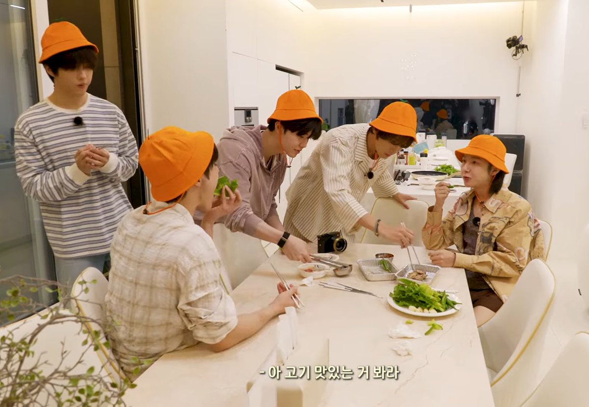 s0_0b0211's tweet photo. 모자 한명도 안벗고 다 쓰고 있네ㅋㅋㅋㅋㅋㅋㅜㅜ https://t.co/wty8Vv0s92