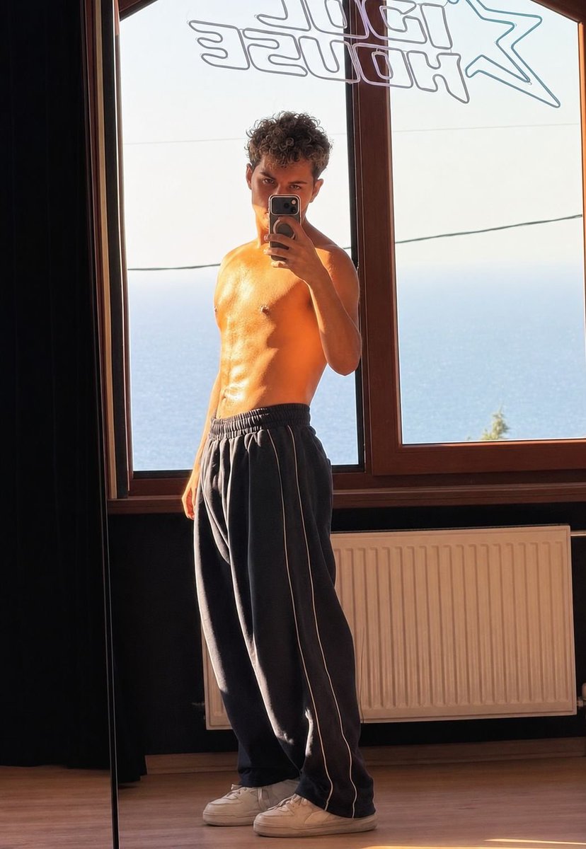 Aleythemoon's tweet photo. Quero chupar o seu pau com tanta força que ele arranque e eu possa usálo como dildo até o último dia da minha vida https://t.co/WVnN1A0u42