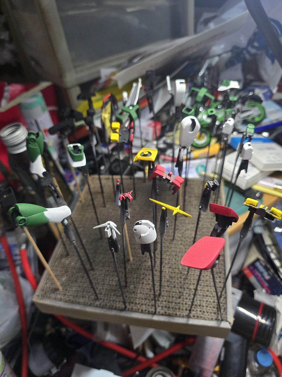 ossan_skyline's tweet photo. 皆様お疲れ様です～☆
本日はちょっとガンダムの塗装を進めました～☆
&amp;作るより買う方が多くなる奴～(笑)
最近アメ車が気になる年頃なので、その辺が増えました(笑)
#ガンプラ
#プラモ
#アメ車 https://t.co/pLPAi7C4My